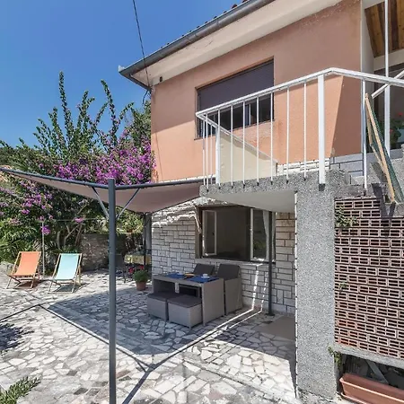 아파트 Stunning In With 2 Bedrooms And Wifi 라벡