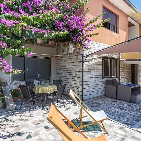 Stunning In With 2 Bedrooms And Wifi *